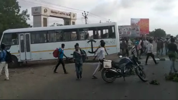 प्रवासियों ने जमकर काटा बवाल, पत्रकार को पीटा