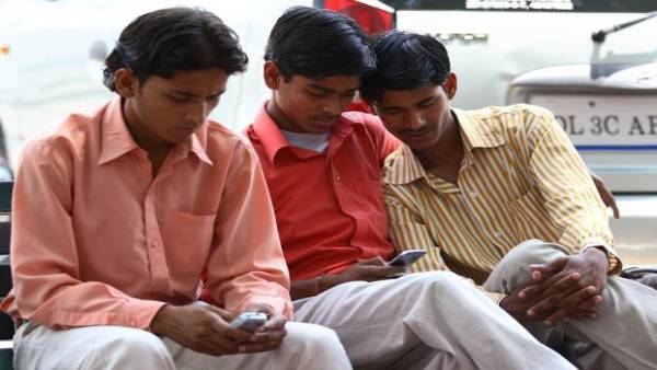 बिना स्मार्टफोन वाले कारखाने के कर्मचारी कैसे ऐप डाउनलोड करेंगे?