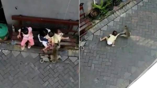बच्ची अन्य लोगों के साथ बैठी थी