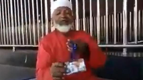 प्रवासियों से पैसा नहीं लेते मुजीबुल्लाह