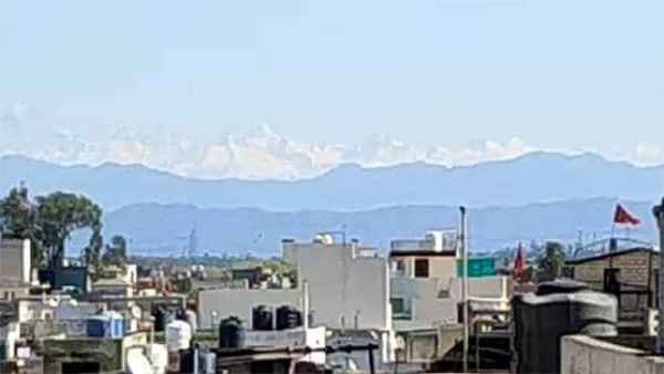 रुड़की से दिखाई दे रही गंगोत्री रेंज की बर्फ से ढ़की हिमालय की पर्वत श्रृंखलाएं