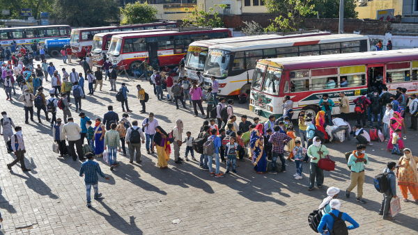15,000 अतिरिक्त बसें उपलब्ध कराई गईं