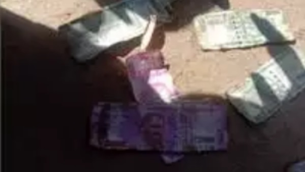 एक वाहन चालक फेंककर गया था पोटली
