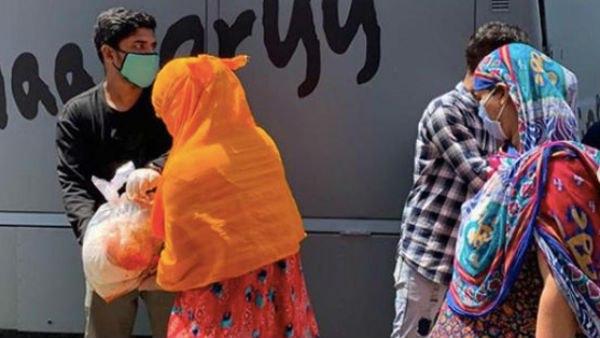 मुंंबई में फूड ट्रक से राशन लेने वालों की लग गई लंबी कतार