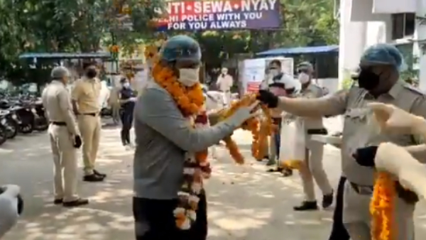 Police personnel returned to duty after defeating coronavirus grand welcome in police station Police personnel returned to duty after defeating coronavirus grand welcome in police station