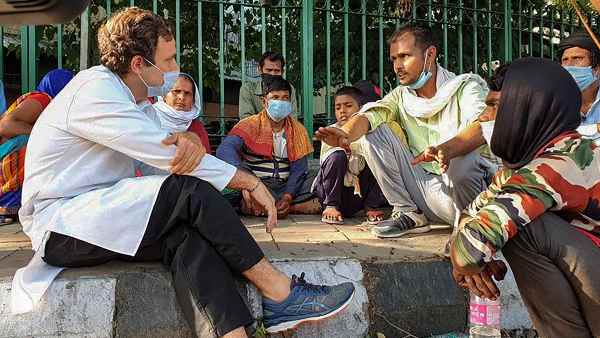 उनके बच्चों को लेकर चलते....सूटकेस लेकर चलते......