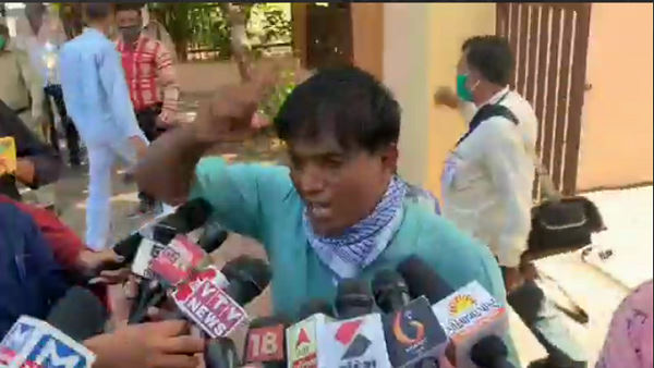 Watch video: farmers protest in rajkot, Throws garlic on the street, 25 caught by police Watch video: farmers protest in rajkot, Throws garlic on the street, 25 caught by police