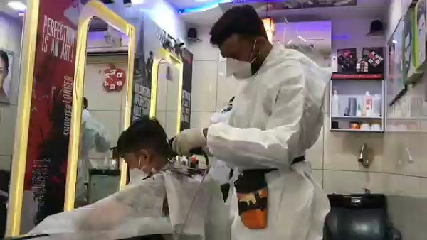 Watch video: Rajkot, Salons open in lockdown relaxation, hair cutting with wearing PPE kit Watch video: Rajkot, Salons open in lockdown relaxation, hair cutting with wearing PPE kit