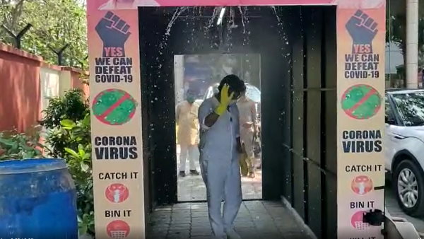 MP Ravi Kishan asked officers on city airport about sanitizer tunnel MP Ravi Kishan asked officers on city airport about sanitizer tunnel