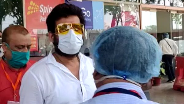 MP Ravi Kishan asked officers on city airport about sanitizer tunnel MP Ravi Kishan asked officers on city airport about sanitizer tunnel