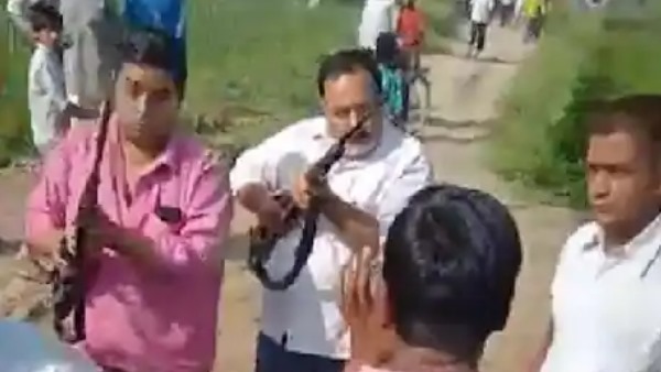 मनरेगा से बन रही सड़क का जायजा लेने गए थे सपा नेता