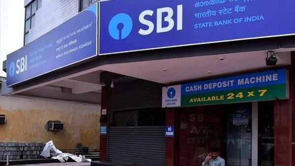 खाता धारकों को झटका, FD ब्याज दरों में कटौती