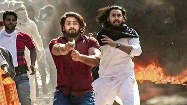 Delhi Violence: पुलिस पर पिस्टल तानने वाले शाहरुख के खिलाफ पहली चार्जशीट दाखिल, लिखी है ये बातें Delhi Violence: पुलिस पर पिस्टल तानने वाले शाहरुख के खिलाफ पहली चार्जशीट दाखिल, लिखी है ये बातें