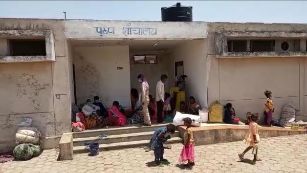 शौचायल में खाना खाने को मजबूर हुए मजदूर
