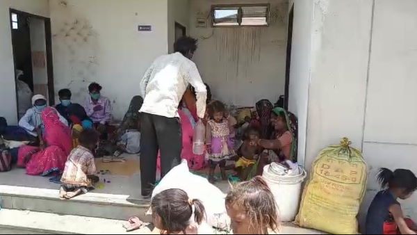 शौचालय में ठहरने को मजबूर हुए मजदूर