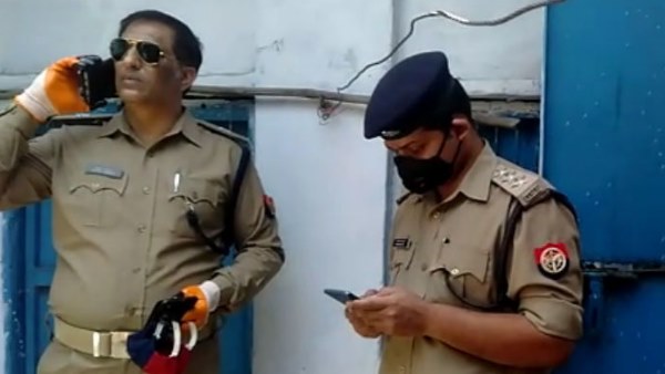 छटपटाते हुए बाहर भागा 11 साल का बेटा