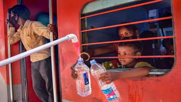 ट्रेनों के दर से चलने पर रेलवे की सफाई