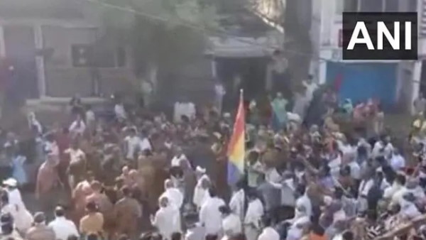 Social Distancing rules violation in Banda Madhya Pradesh on arrival of jain monk Social Distancing rules violation in Banda Madhya Pradesh on arrival of jain monk