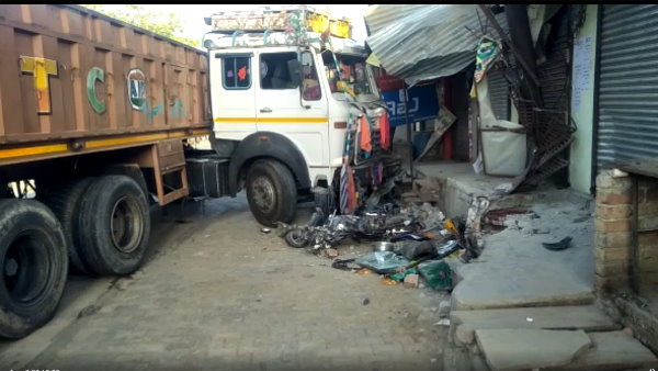 uncontrolled trola entered in shop in Thanagazi Alwar uncontrolled trola entered in shop in Thanagazi Alwar