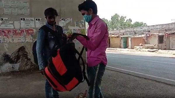 वाराणसी। कोरोना वायरस की इस महामारी ने जहां जिंन्दगी को बेपटरी कर दिया है तो वहीं रोजमर्रा की ज़िंदगी जीने वाले मजदूर, श्रमिक गरीब व असहाय लोग जहां-जहां भी प्रवास कर रहे हैं उन्हें इस लॉकडाउन में काफी परेशानियों का सामना करना पड़ रहा है। सरकार प्रवासियों को अपने घर भेजने की लाख कवायद में जुटी है, लेकिन अभी कुछ ऐसे मामले सामने आ रहे है जहां सरकार के दावे खोखले साबित हो रहे हैं। प्रवासी श्रमिक सैकड़ों किलोमीटर का सफर पैदल ही करके अपने घरों की ओर लौटने को मजबूर है। एक हफ्ते पहले मुंबई से पैदल चलकर दो युवक मंगलार को वाराणसी पहुंचे। दोनों को अपने घर देवरिया जाना है। दोनों युवक अबतक 1500 से ज्यादा किलोमीटर का सफर पैदल की तय कर चुके हैं। वाराणसी। कोरोना वायरस की इस महामारी ने जहां जिंन्दगी को बेपटरी कर दिया है तो वहीं रोजमर्रा की ज़िंदगी जीने वाले मजदूर, श्रमिक गरीब व असहाय लोग जहां-जहां भी प्रवास कर रहे हैं उन्हें इस लॉकडाउन में काफी परेशानियों का सामना करना पड़ रहा है। सरकार प्रवासियों को अपने घर भेजने की लाख कवायद में जुटी है, लेकिन अभी कुछ ऐसे मामले सामने आ रहे है जहां सरकार के दावे खोखले साबित हो रहे हैं। प्रवासी श्रमिक सैकड़ों किलोमीटर का सफर पैदल ही करके अपने घरों की ओर लौटने को मजबूर है। एक हफ्ते पहले मुंबई से पैदल चलकर दो युवक मंगलार को वाराणसी पहुंचे। दोनों को अपने घर देवरिया जाना है। दोनों युवक अबतक 1500 से ज्यादा किलोमीटर का सफर पैदल की तय कर चुके हैं।
