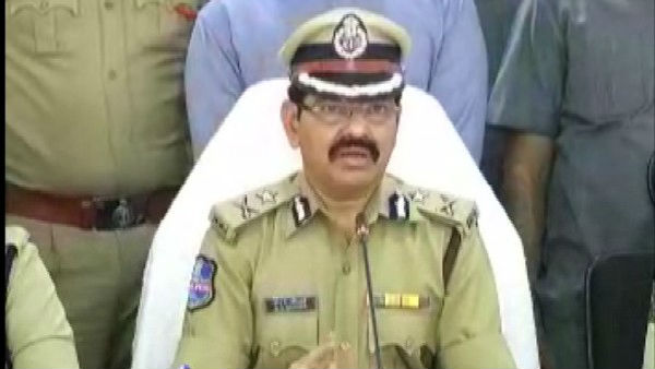 15 साल की बेटी के साथ रहना चाहता था