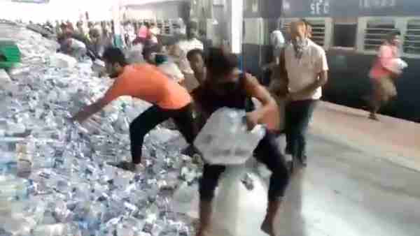 Migrant workers loot water at PDDU junction of Chandauli Migrant workers loot water at PDDU junction of Chandauli