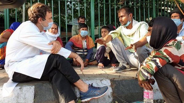 सकड़ किनारे फुटपाथ पर की थी बात