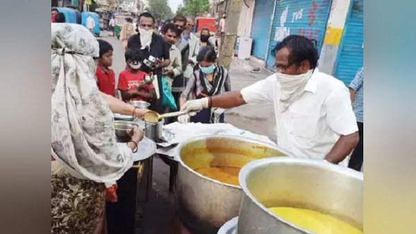 एक कमरे वाले घर में रहते हैं जेना