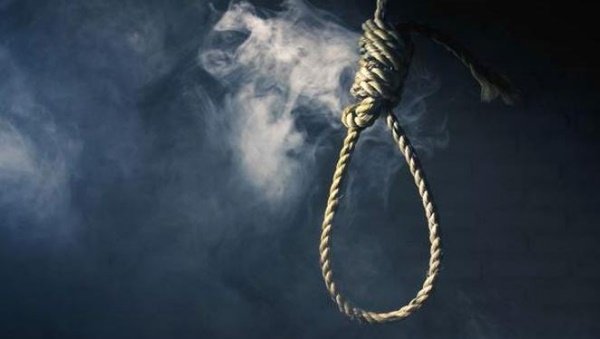 घर से कुछ दूर पर पेड़ पर लगा ली फांसी