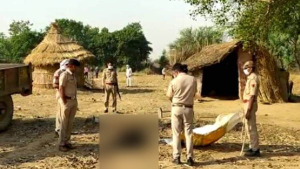शव के पास पेट्रोल की बोतल भी मिली