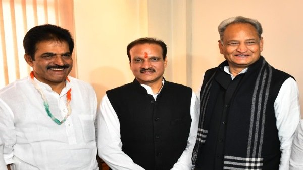 गुजरात में हो रही हॉर्स ट्रेडिंग