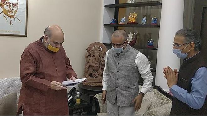 गृहमंत्री अमित शाह को अपनी जांच रिपोर्ट सौंपते ट्रस्ट के सदस्य गृहमंत्री अमित शाह को अपनी जांच रिपोर्ट सौंपते ट्रस्ट के सदस्य