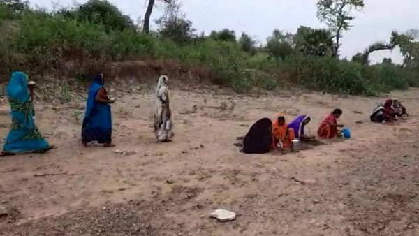 लौंग और लड्डू चढ़ाकर की पूजा