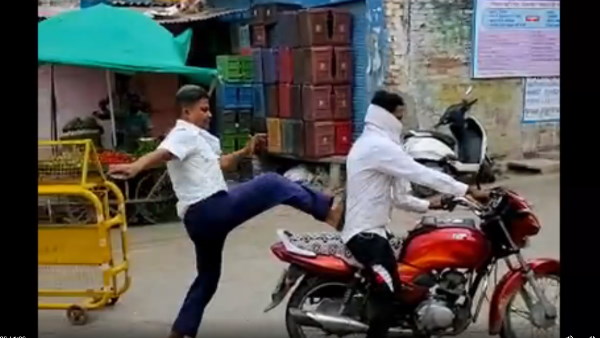 पुलिसकर्मी ने मारी युवक के लात