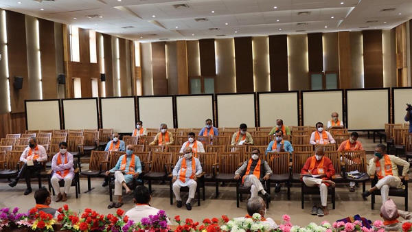 'कांग्रेस अपने रणछोड़ नेताओं को सबक सिखवाएगी'