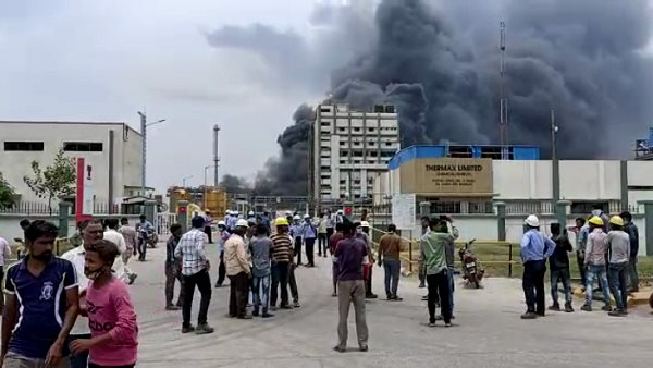 Watch video: Blast in chemical factory at bharuch gujarat, 15 workers injured due to fire Watch video: Blast in chemical factory at bharuch gujarat, 15 workers injured due to fire
