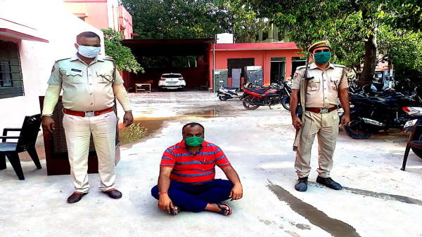 संबंध बनाने का दबाव बनाता