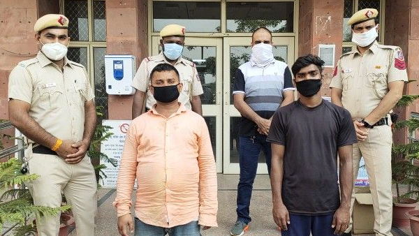 दोनों संदिग्धों को पुलिस ने पहचान लिया