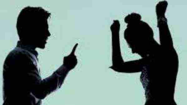 Wife saved her husbands life in delhi Wife saved her husbands life in delhi