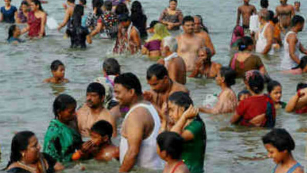 भागीरथ का नाम जपते हुए मंत्र उच्चारण करके पूजन करें..