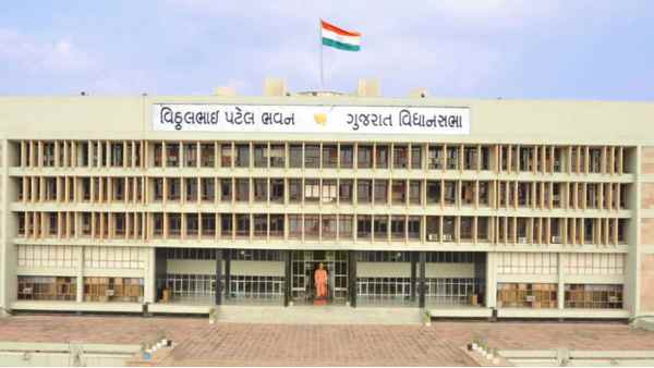 गुजरात में अभी तीन विधायक क्वारंटीन हैं