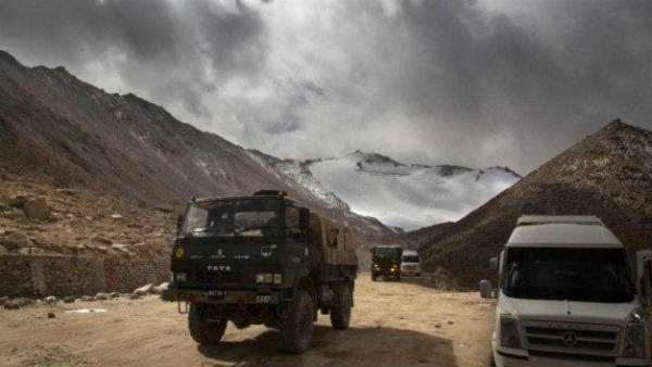 रोजाना 80 से 90 ट्रकों के गुजरने का दावा