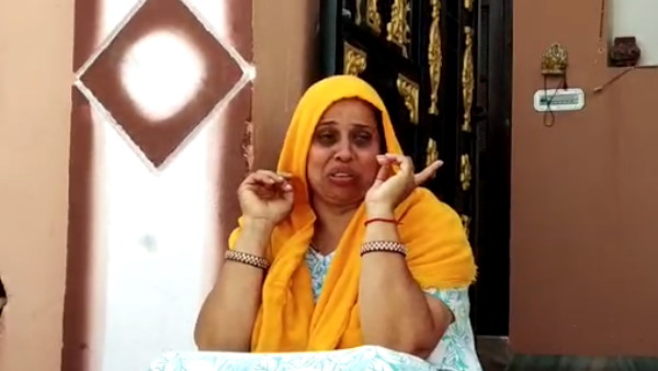 महिलाओं ने खुद ही खोला दरवाजा