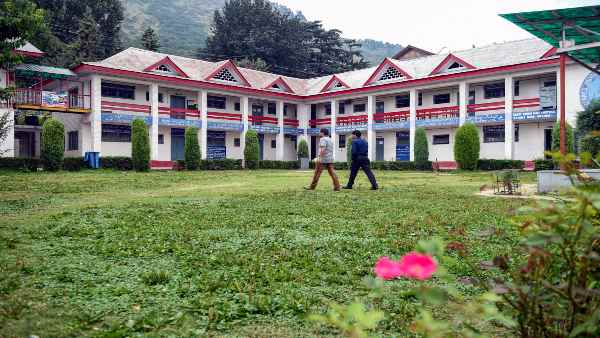 स्कूलों की इमारतें खाली करने को कहा