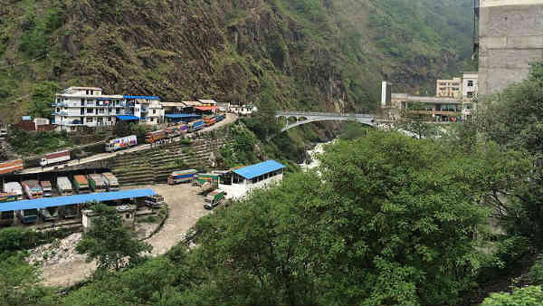 गांववालों से कहा चले जाने को