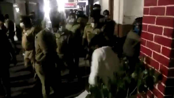 लखनऊ में कांग्रेस के दो नेताओं को पुलिस ने उठाया, रिहा करने पहुंचे कार्यकर्ताओं पर पुलिस ने चलाई लाठियां लखनऊ में कांग्रेस के दो नेताओं को पुलिस ने उठाया, रिहा करने पहुंचे कार्यकर्ताओं पर पुलिस ने चलाई लाठियां