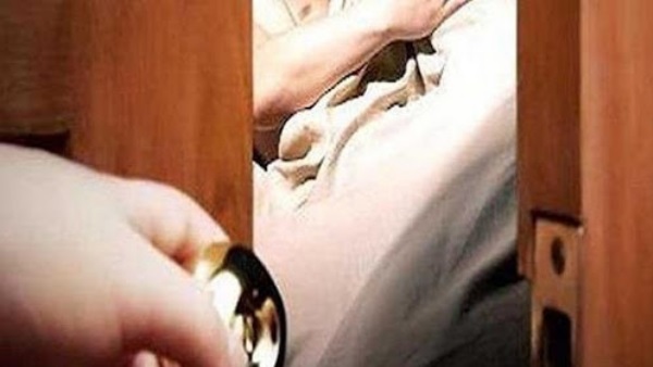 छत पर पड़ोसी के साथ आपत्तिजनक हालत में मिली पत्नी