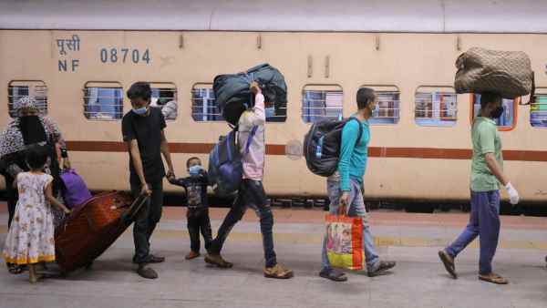 प्रवासी मजदूर भी हैं इन ट्रेनों में भीड़ की एक वजह