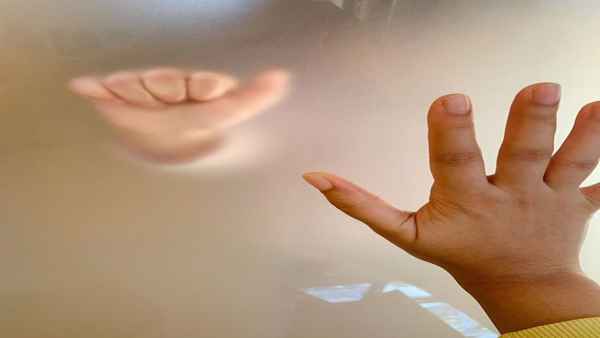 मासूम बच्ची मां से मिलने के लिए करती हैं हर दिन ऐसे इंतजार