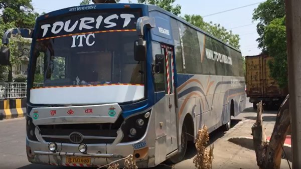 महिला ने पति को फोन पर सुनाई आपबीती